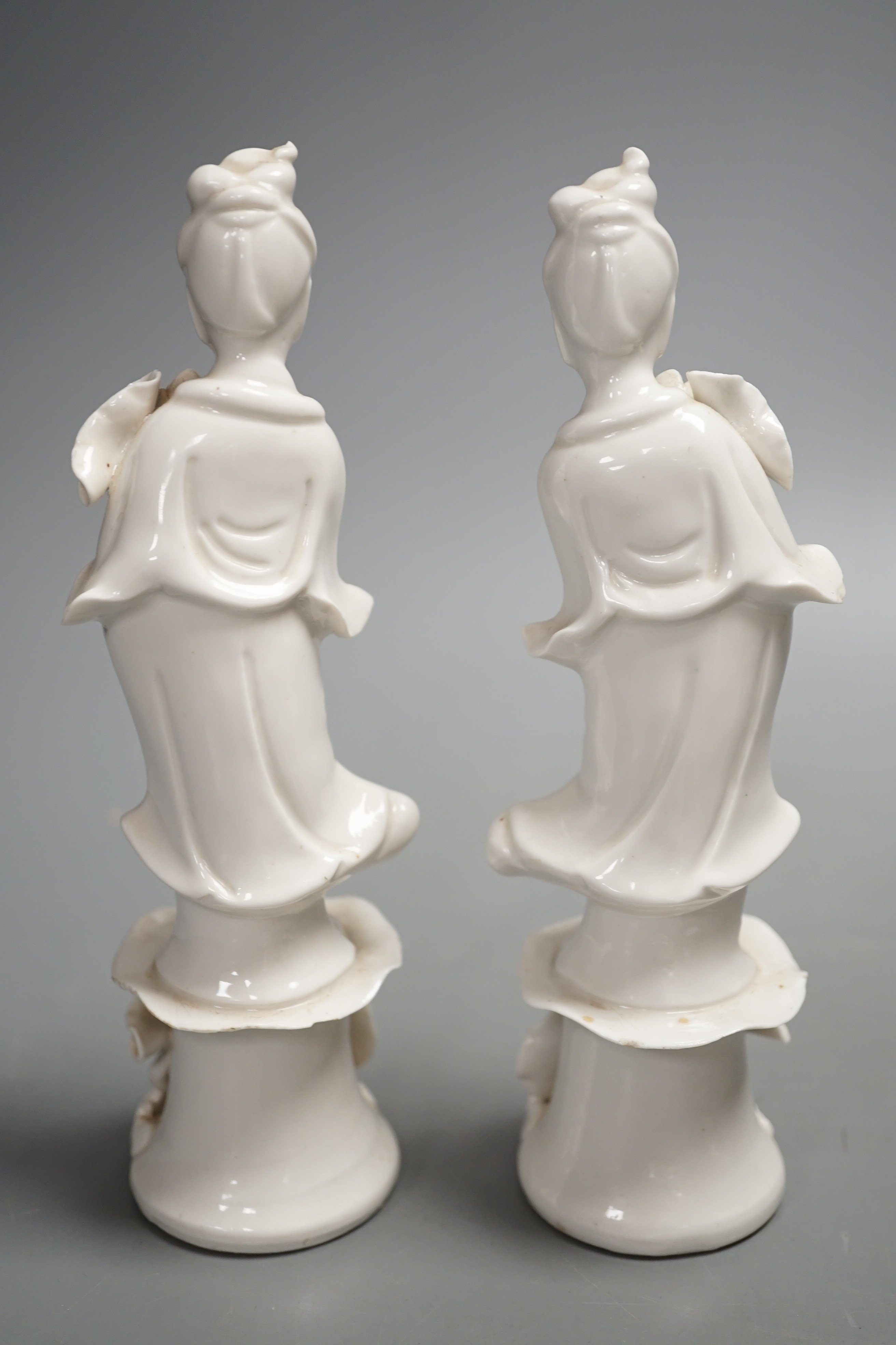 An 18th century Chinese lidded porcelain tureen and a pair of blanc de chine figures 18cm